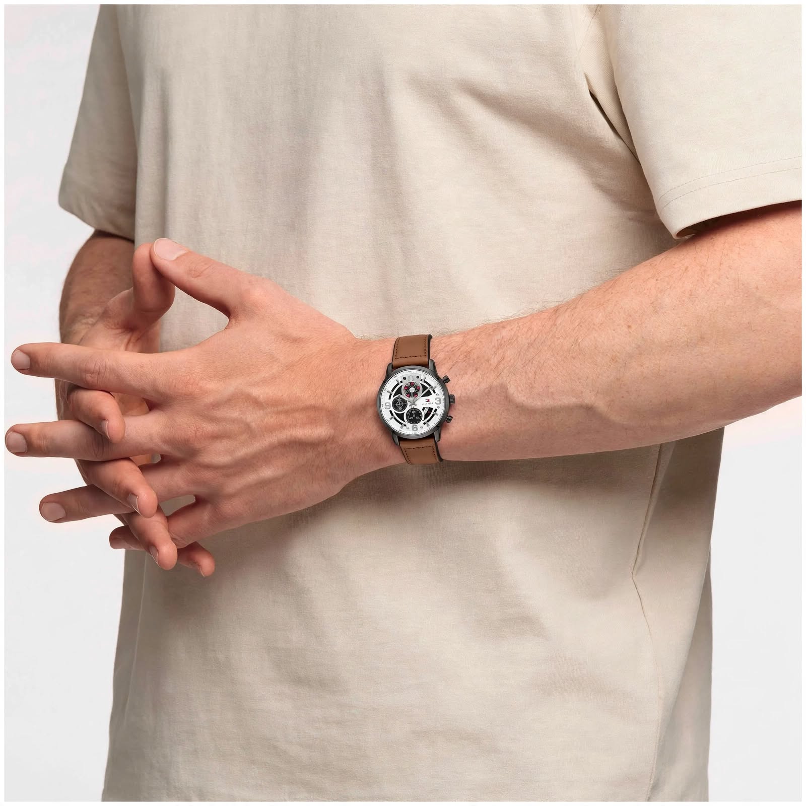 Montre Tommy Hilfiger Chronographe Cadran Blanc – Bracelet Cuir Camel